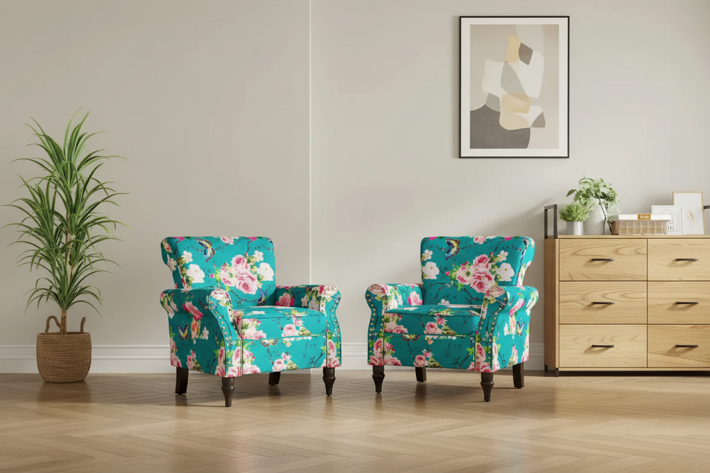 Poltrona Clássica com Tachas Decorativas e Assento com Molas Ensacadas
