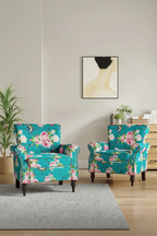 Poltrona Clássica com Tachas Decorativas e Assento com Molas Ensacadas
