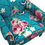 Poltrona Clássica com Tachas Decorativas e Assento com Molas Ensacadas